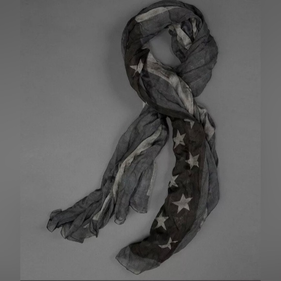 John Varvatos Stars and Stripes American Flag scarf. - Picture 5 of 9